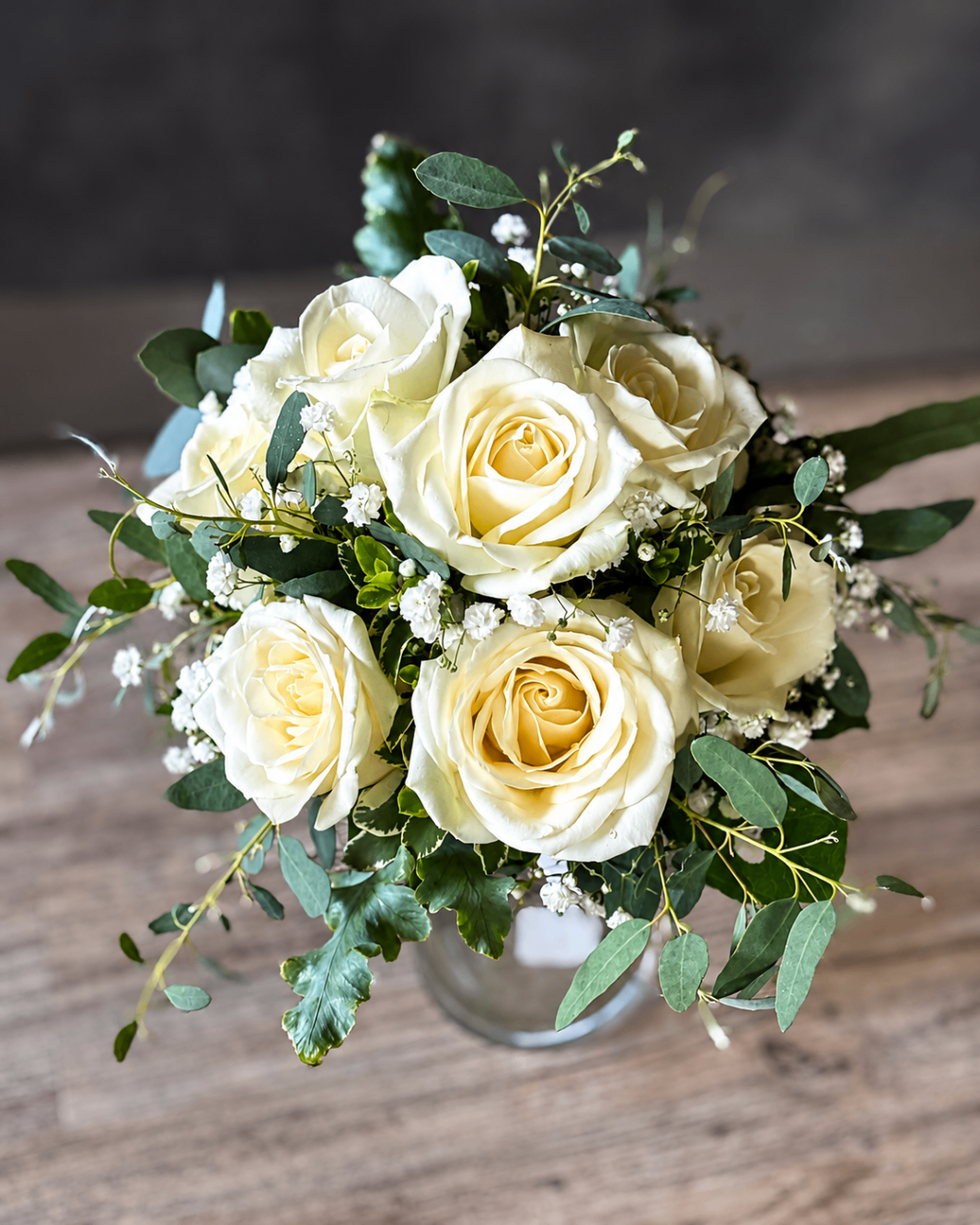 Runder Strauß mit cremeweißen Rosen, Schleierkraut und Eukalyptus