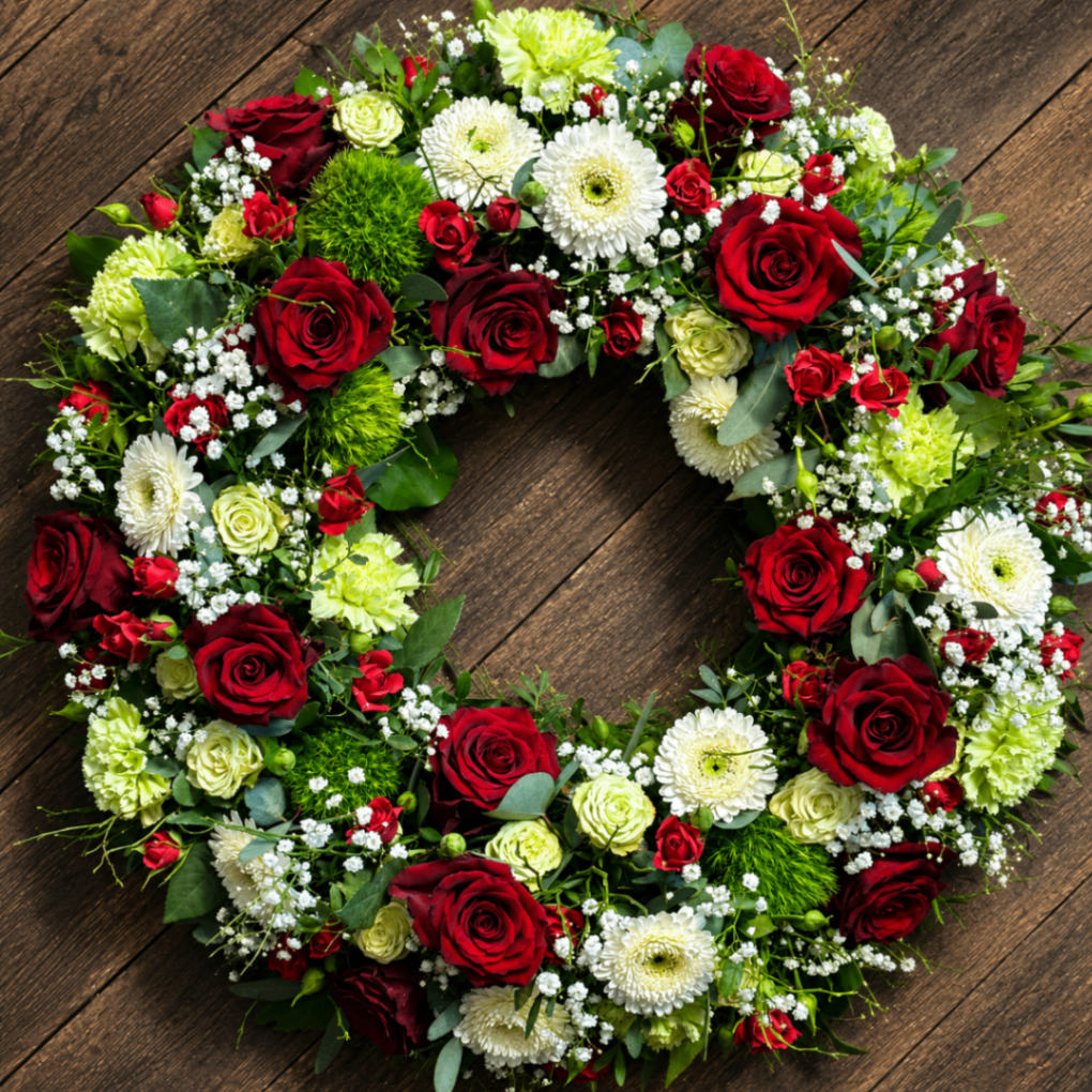 Kranz mit roten Rosen und weißen Blüten