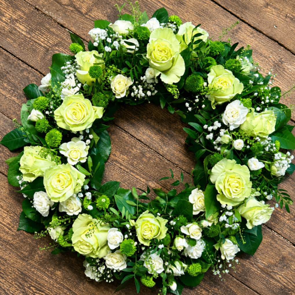 Frischer Kranz in Grün und Weiß mit Rosen und kleinen Blüten