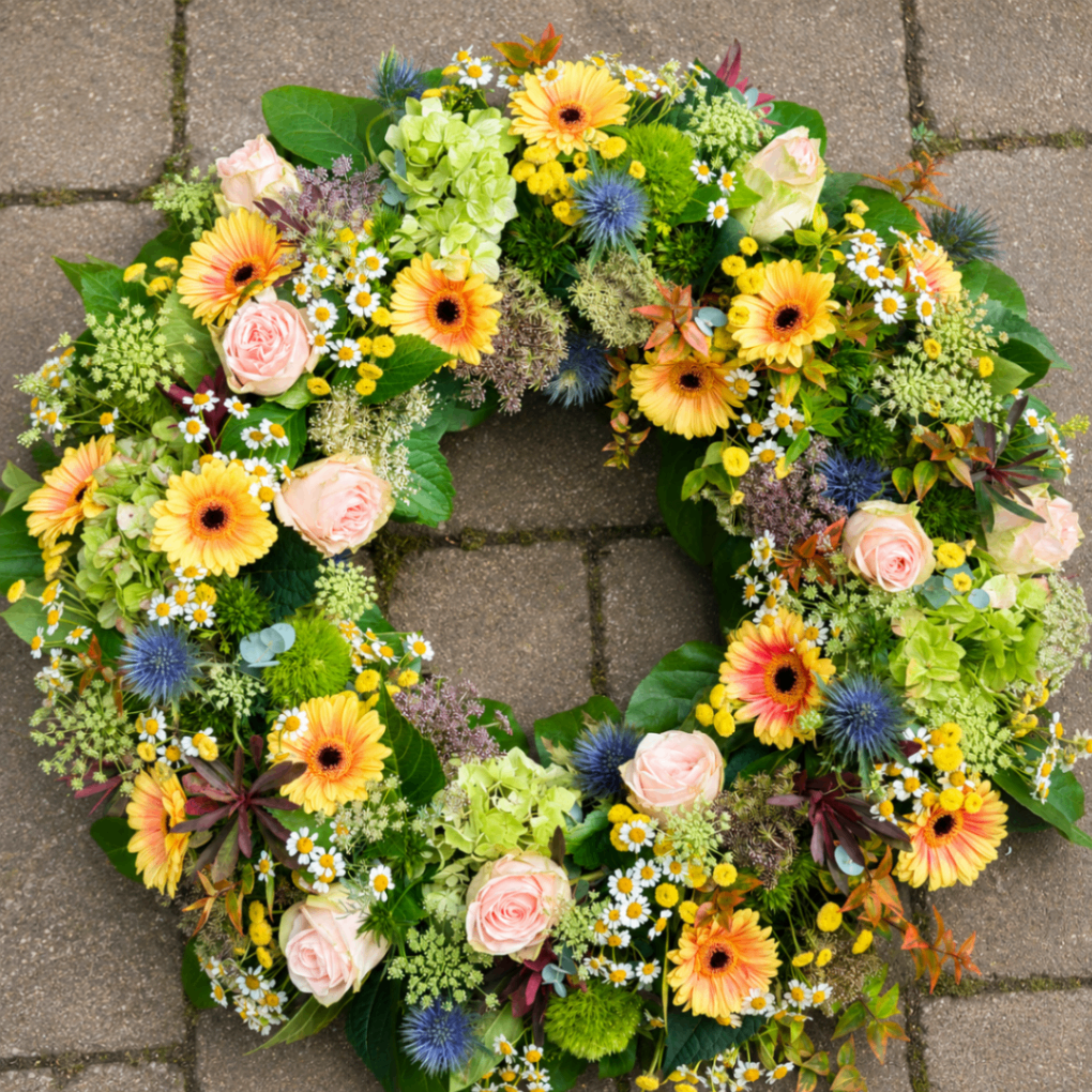 Sommerlicher Blumenkranz mit gelben Gerbera und Rosen