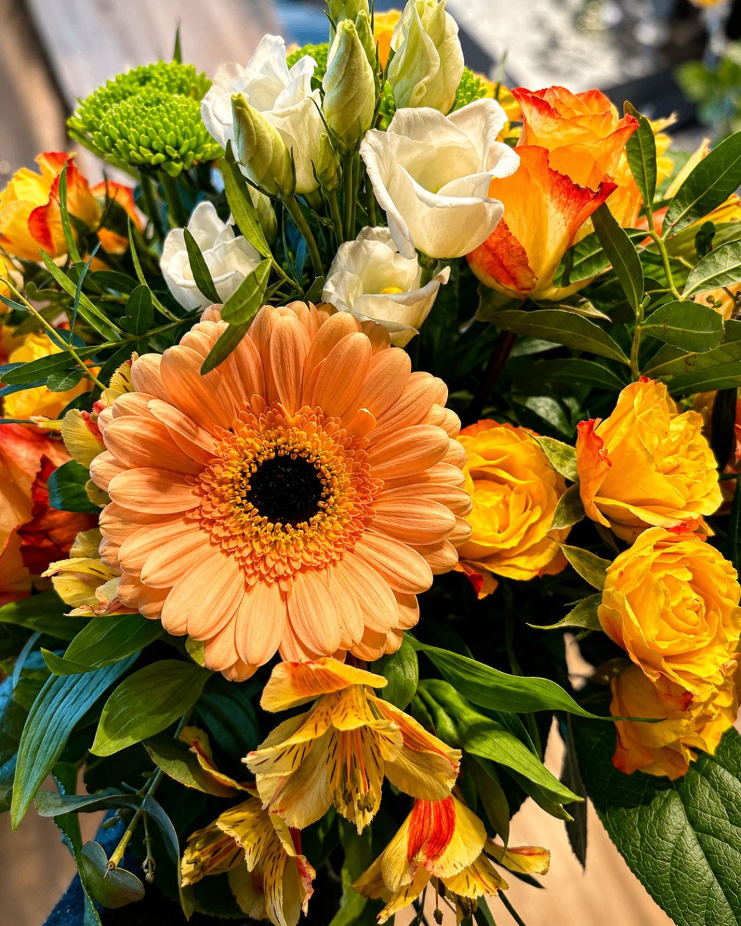 Warmer Strauß in Apricot, Gelb und Creme mit Gerbera