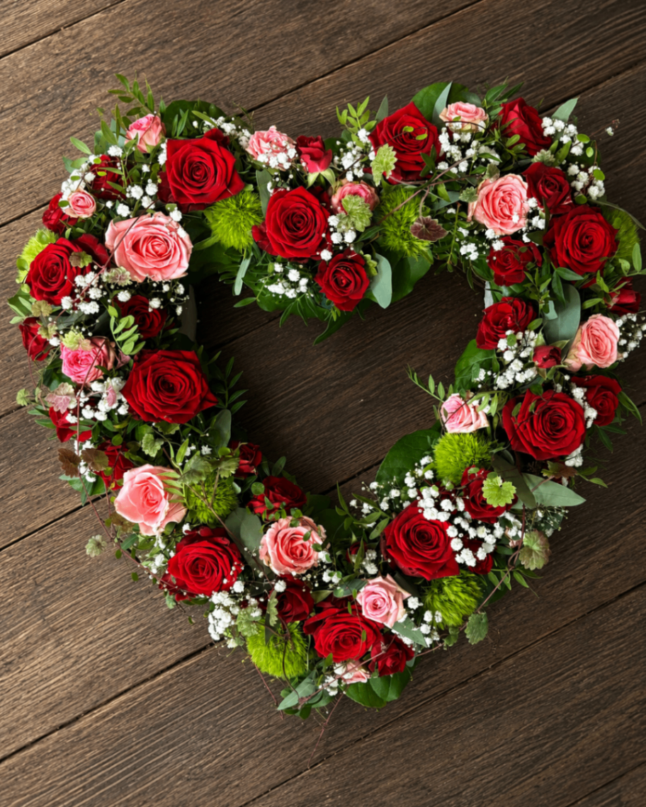 Herzkranz mit roten und rosafarbenen Rosen
